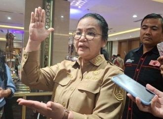 Agustina Turun Langsung Bantu Perbaikan Rumah Lansia di Mijen
