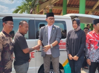 Kanang Serahkan Ambulans Untuk Warga Ngawi Barat, Perluas Layanan Kedaruratan
