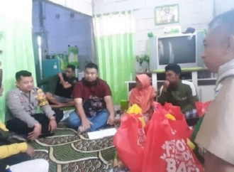 Yudha Puja Turnawan Kunjungi Mak Acih Lansia Korban Kebakaran di Margawati