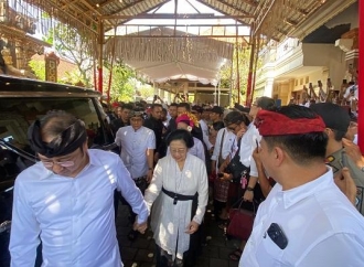 Megawati Didampingi Prananda & Hasto Melayat ke Kediaman Ibunda Bintang Puspayoga