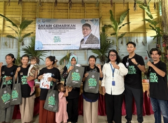 Dorong Daya Konsumsi Makan Ikan, Alex Indra Lukman Salurkan 500 Paket Gemar Ikan di Matotonan