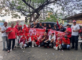 REPDEM bersama Kordinator PIP Kecamatan Larangan Bagikan Bendera Merah Putih ke Masyarakat