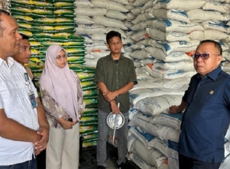 Agus Ambo Djiwa Cek Kondisi Kualitas dan Kuantitas Beras Bulog di Subdivre Mamuju 
