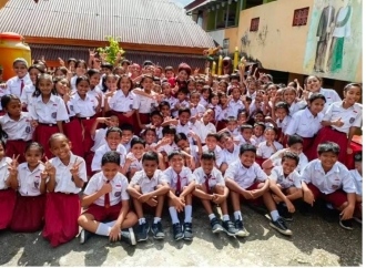 Mercy Barends Berikan Secara Langsung Beasiswa PIP Kepada 86 Siswa di SD Negeri 8 Ambon
