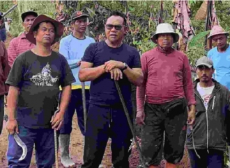Adi Wiryatama Pimpin Gotong Royong Pipanisasi Air Minum dan Pembukaan Jalan Usaha Tani 