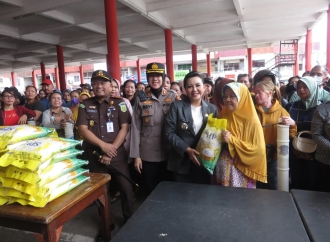Karolin Apresiasi Pihak Kepolisian yang Gelar Pasar Murah Untuk Masyarakat Landak