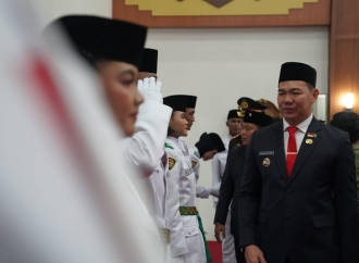 Bupati Fransiskus Diaan Kukuhkan 27 Paskibraka Kapuas Hulu 2025