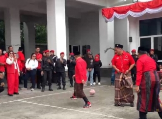 Rapidin Simbolon Ikut Main Bola Pakai Sarung Rayakan HUT ke-80 RI