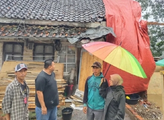 Yudha Puja Turnawan Tinjau Rumah Janda Lansia yang Rubuh di Kec. Cilawu