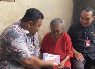 Yudha Puja Turnawan Kunjungi Lansia Dhuafa, Emak Mae, Bersama Mahasiswa KKN UIN 