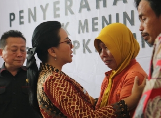 Karolin Serahkan Santunan JKK Kepada Orang Tua Siswa Korban Magang