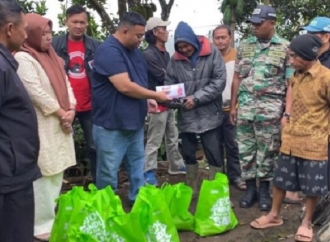 Yudha Puja Turnawan Kunjungi Abah Tatang, Lansia Linmas Cigadog yang Rumahnya Roboh