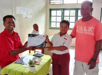 Andreas Hugo Salurkan Ratusan PIP ke Tiga Sekolah di Kecamatan Detusoko 