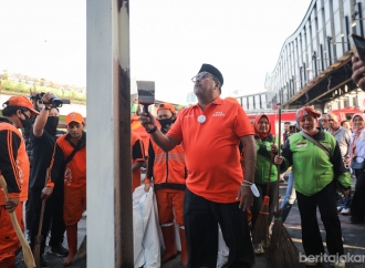 Rano Karno Pimpin Aksi Bersih-bersih Halte yang Dibakar Massa