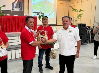 Paolus Hadi Serahkan Bantuan Bibit Produktif Secara Simbolis ke Perwakilan 10 Desa di Kab. Sanggau