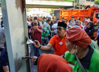 Rano Karno: Gotong Royong Bersihkan Halte TJ Pertemukan Masyarakat Menata Kembali Ruang Kota 