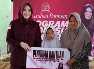 Sarifah Ainun Jariyah Serahkan Bantuan PIP di SDN Kebon Cau Serang