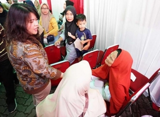Ima Mahdiah Bantu Warga Lansia di Kebon Jeruk Hingga Bisa Mendengar Kembali