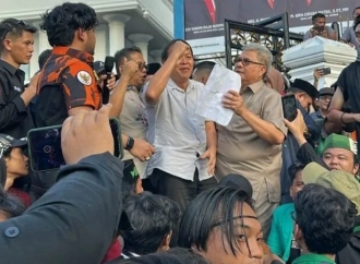 Albert Indra Lukman Temui Langsung Massa Peserta Aksi Demontrasi di Gedung DPRD Sumbar