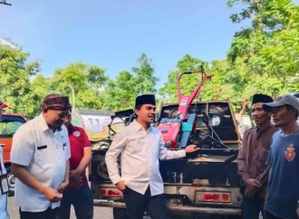 Bangun Ekosistem Pertanian Modern, Bupati Lukman Serahkan Bantuan 60 Unit Hand Traktor