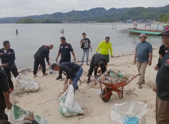Kader dan Satgas PDI Perjuangan Tapteng Gelar Aksi Bersih Pantai Pandaratan