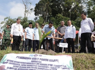 Danang dan Bapas Yogyakarta Tanam Ribuan Bibit Kelapa untuk Ketahanan Pangan
