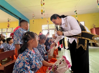Karolin Cek Sekolah hingga Buka Gerakan Pangan Murah