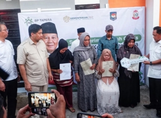 Andi Tenri Uji Dampingi Ibunda Sarinawati Terima Bantuan Rumah dari Mendagri dan Menteri PKP 