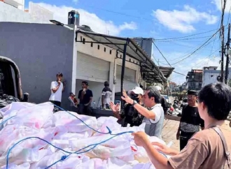 Kesuma Kelakan Turun Langsung ke Lokasi Banjir Denpasar, Gotong Royong Bersama Warga 