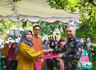 Fraksi PDI Perjuangan DPRD Bangka Tengah Salurkan PIP, Ringankan Beban Biaya Sekolah