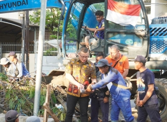Hardiyanto Kenneth Pastikan Perbaikan Parapet di Kedoya Sesuai Standar