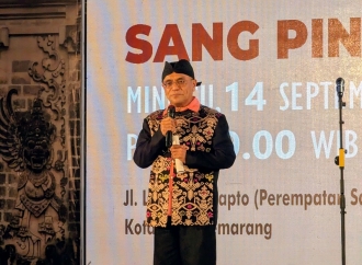 Samuel Bacakan Puisi dalam Penutupan Festival Kota Lama