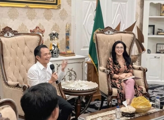 Rieke Diah Pitaloka Berkolaborasi dengan Om Zein dan PJT II Bangun Jalan Desa di Purwakarta