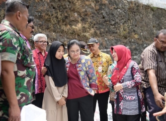 Agustina Wilujeng Bangun Kembali Rumah Korban Kebakaran di Candisari