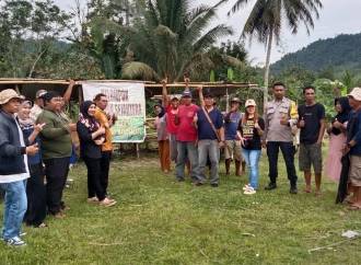 I Made Karsana Salurkan Bantuan 19 Ekor Sapi ke Masyarakat di Desa Kolo Atas