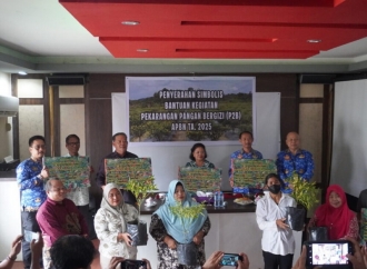 Paolus Hadi Serahkan Bantuan Program P2B APBN 2025 Berupa Bibit dan Pupuk ke Pemkab Sanggau