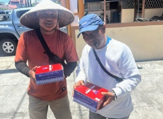 Alex Indra Lukman Rutin Bagikan Ratusan Kotak Nasi Untuk Warga di Kota Padang.