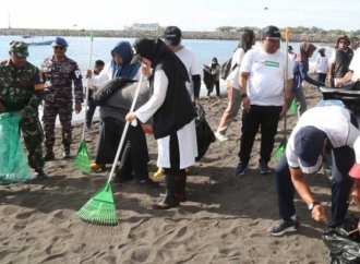 Aksi World Cleanup Day, Bupati Ipuk Inisiasi Budaya Bersih Pantai Seranite