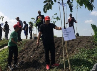 Bambang Sutriyono Ajak Warga Sukorejo Tanam 200 Pohon, Jaga Embung dan Sehat Bersama