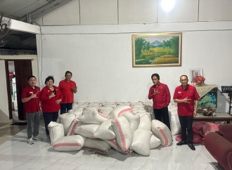 Ketua Fraksi PDI Perjuangan DPRD Sulut Bagikan 3 Ton Beras yang Dibeli dari Petani Lokal Sulut