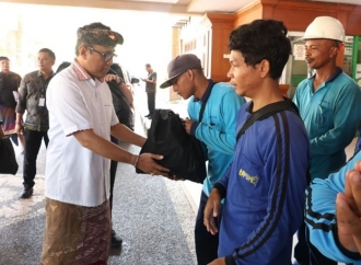 Wali Kota Denpasar Apresiasi Petugas Kebersihan Sungai dengan Bantuan Sembako