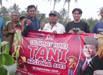 Sonny Danaparamita Turun ke Sawah, Menyapa Petani Banyuwangi di Hari Tani Nasional