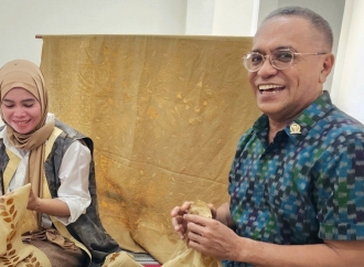 Samuel Wattimena Gugah Perajin Batik Warna Alam di Kampung Malon