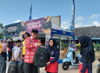 Bupati Belitung Timur Serahkan Perlengkapan Sekolah Dukung Semangat Belajar