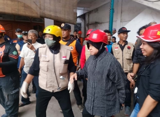 Risma Datangi Lokasi Ambruknya Salah Satu Gedung di Ponpes Al-Khoziny