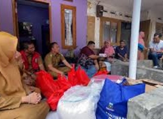 Yudha Puja Turnawan Bantu Korban Kebakaran Rumah Sepasang Lansia di Desa Cinunuk