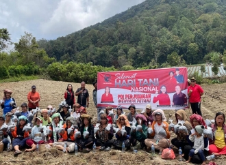 Fraksi PDI Perjuangan DPRD Sumut Bagikan Benih Jagung ke Para Petani di Kabupaten Simalungun
