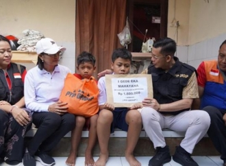 Bupati Satria Teruskan Kepedulian Sosial, Serahkan Bantuan untuk Anak Yatim dan Lansia