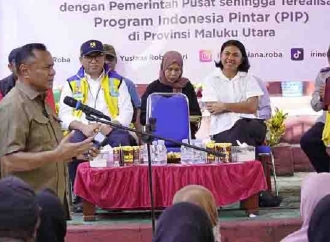 Irine Yusiana Roba Kunker, Serahkan Beasiswa PIP, dan BSPS di Maitara Tengah