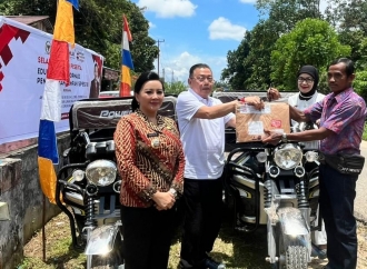 Cornelis Serahkan Bantuan Peralatan Pengelolaan Sampah di Kabupaten Landak